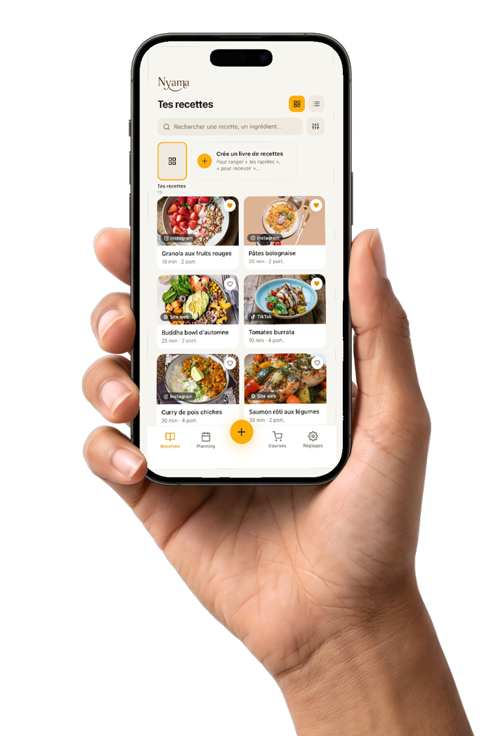 Une main tient un iPhone ouvert sur la bibliothèque de recettes Nyama