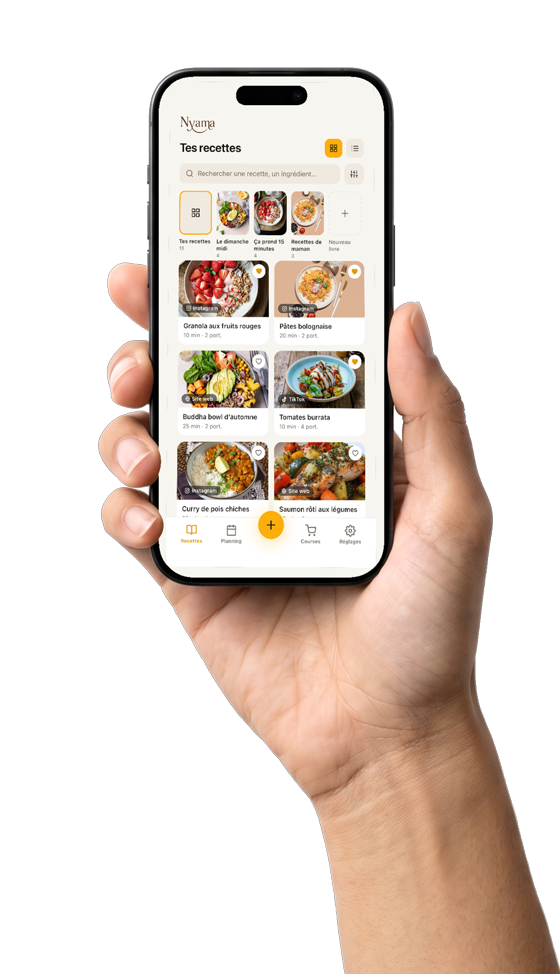 Une main tient un iPhone ouvert sur les livres de recettes Nyama